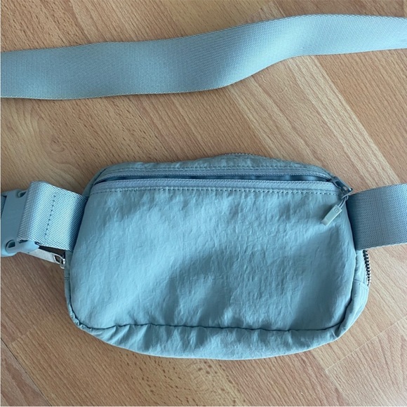 Lululemon Everywhere Belt Bag - Silver Drop - Picture 8 of 9